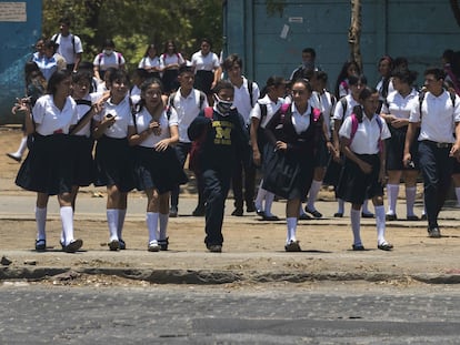 Un grupo de estudiantes sale de su colegio el 20 de abril de 2020 en Managua, Nicaragua. Las clases en las escuelas públicas, así como en las universidades estatales, se reanudaron después de las largas vacaciones de Semana Santa, y en medio de la pandemia del coronavirus.