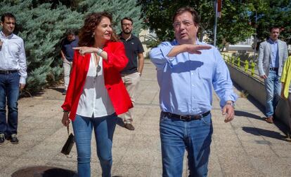 La ministra de Hacienda, María Jesús Montero, y el secretario general del PSOE de Extremadura y presidente de la Junta, Guillermo Fernández Vara, este domingo en Mérida.