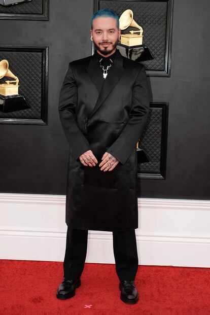 J. Balvin ha adornado su traje negro de Givenchy con un peculiar candado.