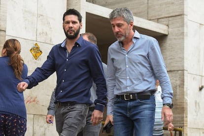 Matías y Jorge Messi luego de pagar la fianza para la libertad del hermano de Lionel.