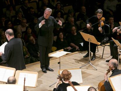 El tenor y, en esta ocasión, director Christoph Prégardien, con el bajo Peter Kooij (de espaldas) y la violinista Christine Busch (derecha).