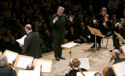 El tenor y, en esta ocasión, director Christoph Prégardien, con el bajo Peter Kooij (de espaldas) y la violinista Christine Busch (derecha).