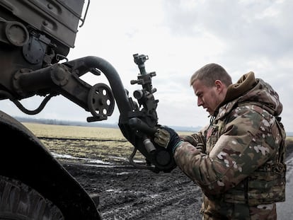Un militar ucranio se preparaba el 4 de febrero para disparar hacia posiciones rusas en la línea del frente en la región de Donetsk.