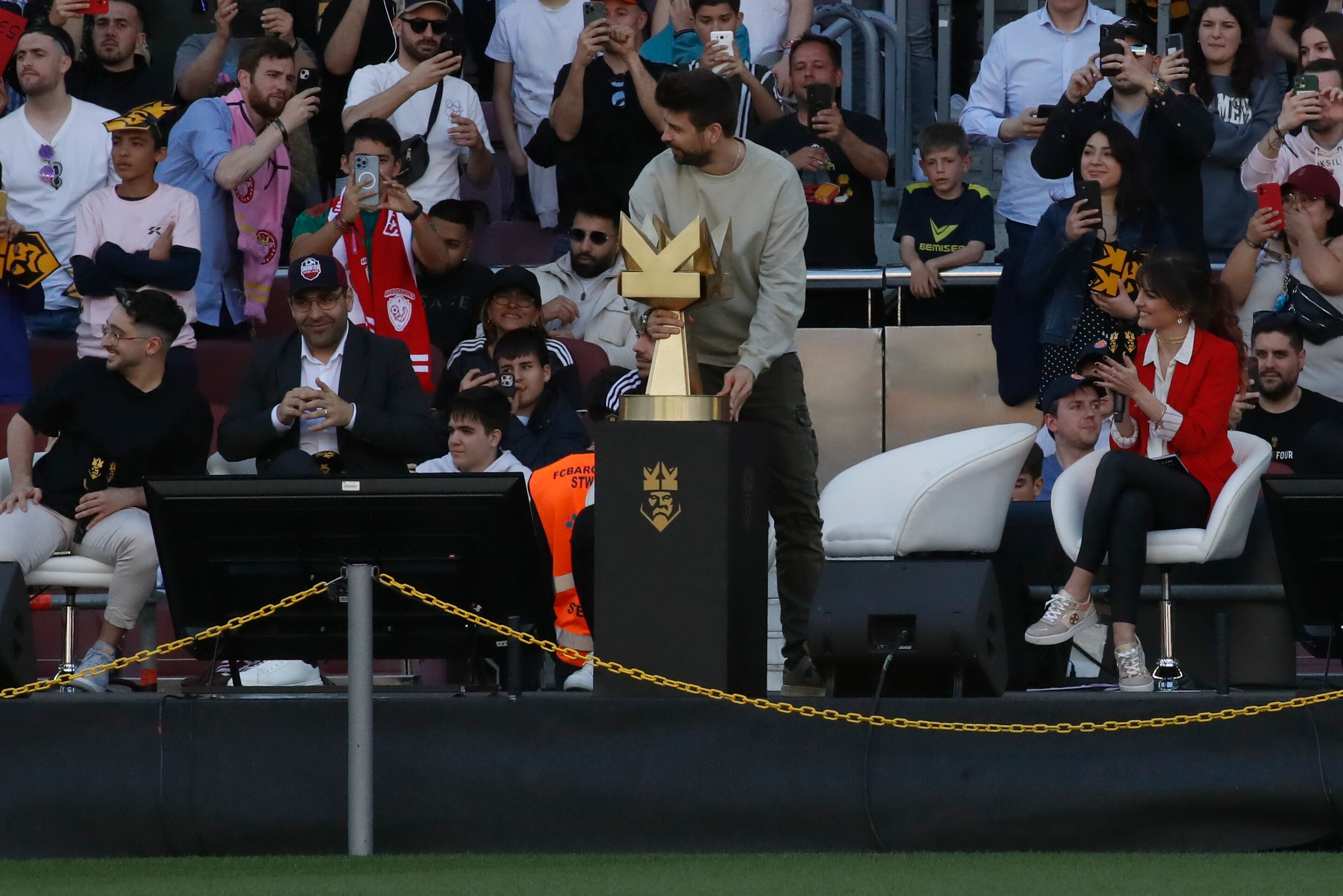 Gerard Piqué, con la copa de la Kings League antes de la final que se celebra Camp Nou con 90.000 espectadores este domingo.