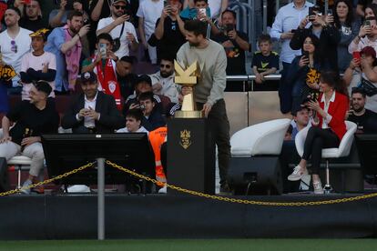 Gerard Piqué, con la copa de la Kings League antes de la final que se celebra Camp Nou con 90.000 espectadores este domingo.
