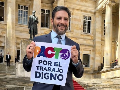 El representante a la Cámara, Agmeth Escaf, con el Congreso al fondo, en Bogotá, el 20 de julio de 2022.