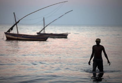 Un pescador en Maputo (Mozambique).