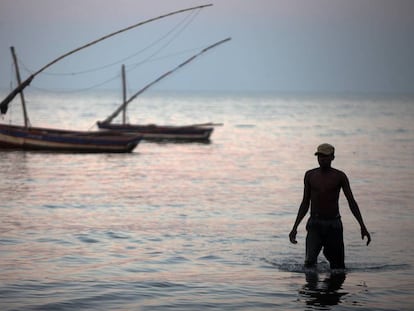 Un pescador en Maputo (Mozambique).