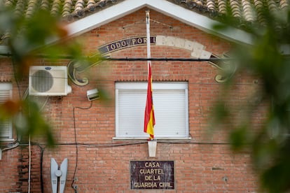 Bandera a media asta en el Cuartel de la Guardia Civil de Barbate. 