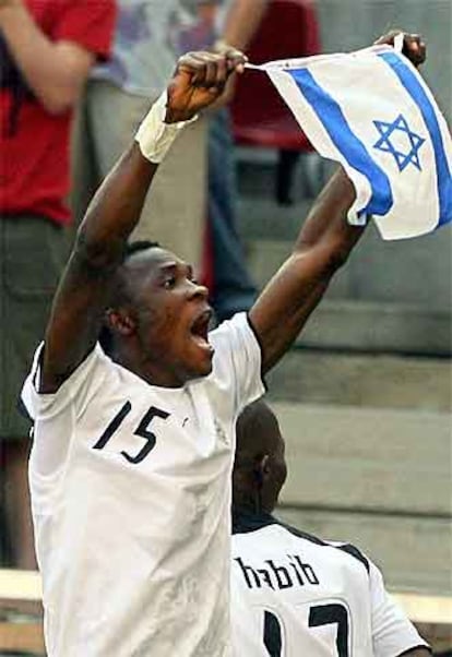 John Pantsil exhibe la bandera de Israel tras uno de los goles de Ghana.