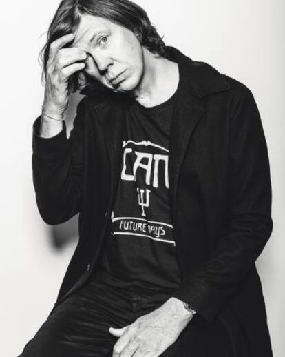 Thurston Moore, con camiseta de Can y ni una sola cana.