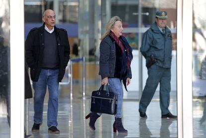 La concejal del PP María Jesús Puchalt y el exedil Francisco Lledó, tras declarar en el juzgado por presunto blanqueo.