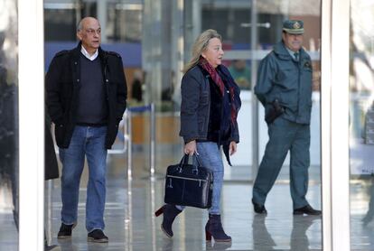 La concejal del PP Mar&iacute;a Jes&uacute;s Puchalt y el exedil Francisco Lled&oacute;, tras declarar en el juzgado por presunto blanqueo. 