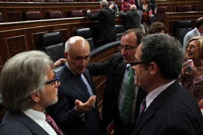 Duran Lleida, en el centro, habla con sus compañeros en la bancada de CiU, Sánchez Llibre y Pere Macias y con el portavoz del PP en el Congreso, Alfonso Alonso