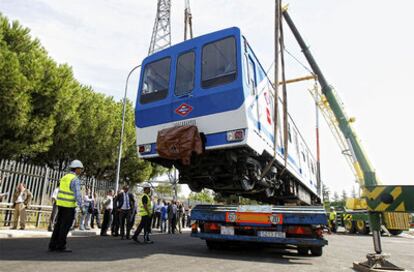 Empleados del Metro, en el traslado de los vagones.