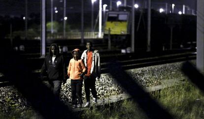Immigrants intenten accedir al túnel del canal de la Mànega, prop de Calais.