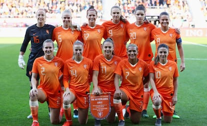 La selección holandesa de fútbol femenino, antes de iniciar un partido. 
 