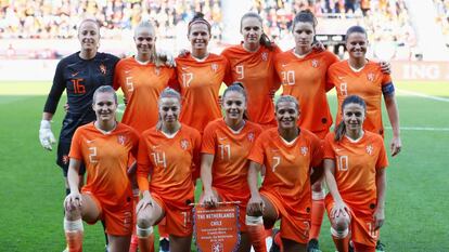 La selección holandesa de fútbol femenino, antes de iniciar un partido. 
 