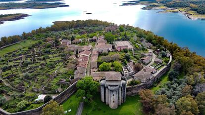 Granadilla (Cáceres). Villa histórica a más no poder, con su castillo y su muralla —una de las mejor conservadas de España—, Granadilla fue expropiada por el Estado en 1955, al construirse el embalse de Gabriel y Galán. Sus 486 habitantes fueron desalojados para nada, porque al final el agua respetó la localidad, que sigue intacta sobre un cerro. Maldita la gracia que tiene que hacerles a los antiguos vecinos volver y ver que todo sigue en su sitio, desierto, fantasmal, como si los relojes se hubieran detenido hace 69 años: el castillo, la iglesia, la Casa de las Conchas, la del Minarete… La visita, aunque triste, es gratuita.