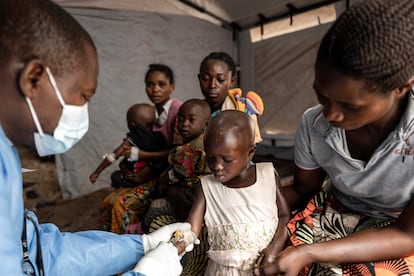 Una niña recibe tratamiento en el hospital de Kavumu, en Karanrhada, en la provincia congoleña de Kivu del Sur. La OMS espera iniciar el despliegue de las primeras 100.000 vacunas, donadas por la Unión Europea, este fin de semana en la República Democrática del Congo, donde se ha registrado el mayor número de casos, con más de 18.000 infecciones sospechosas y 629 víctimas mortales, de las cuales 463 son niños, de acuerdo con Unicef. En los próximos días, llegarán más dosis hasta sumar un total de 215.000, provenientes de la Autoridad de Preparación y Respuesta ante Emergencias Sanitarias (HERA), según anunció la Comisión Europea el jueves.
