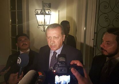 El presidente Tayyip Erdogan habla con los medios en en la ciudad turca de Marmaris.