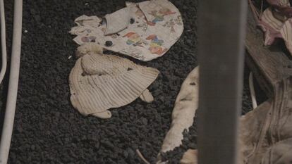 Ropa de niño desenterrada de las cenizas y expuesta en el museo Eldheimar en Heimaey.
