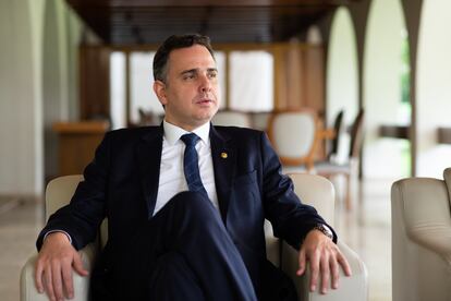Presidente do Senado Rodrigo Pacheco durante entrevista na residência oficial em 26 de fevereiro, Brasília, Brasil.