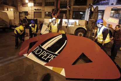 Workers prepare a section of the Tío Pepe sign before it is lifted into place.