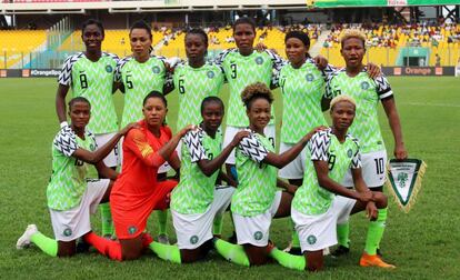 La selección nigeriana de fútbol femenino, antes de iniciar un partido. 
 