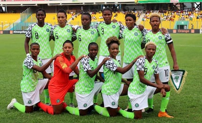 La selección nigeriana de fútbol femenino, antes de iniciar un partido. 
 