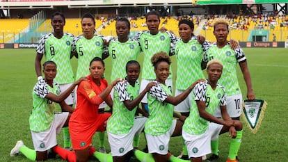 La selección nigeriana de fútbol femenino, antes de iniciar un partido. 
 