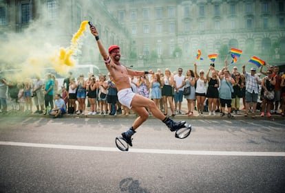 <a href="https://www.stockholmpride.org/en/" target="_blank">Estocolmo</a>, cosede del EuroPride 2018 junto con Gotermburgo, este año celebra su Orgullo entre el 29 de julio y el 3 de agosto. Desde su primera edición, en 1998 (cuando fue sede del EuroPride por vez primera), se ha ido convirtiendo en uno de los festivales anuales más grandes de la capital sueca y en la mayor celebración del Orgullo Gay de Escandinavia. Recibe unos 500.000 visitantes, que disfrutan de un enorme programa formado por más de 600 eventos de distinta índole. Música, gastronomía, debates, reivindicación y mucha fiesta. Unas 45.000 personas participan en su gran desfile, que este año tendrá lugar el 3 de agosto y será disfrutado por unos 450.000 espectadores.