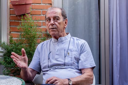 El sacerdote Enrique de Castro en su casa de Madrid en septiembre de 2016.