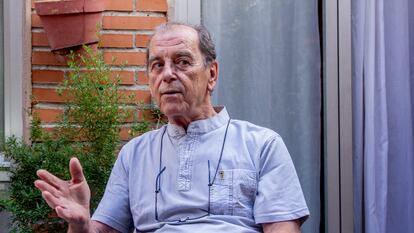 El sacerdote Enrique de Castro en su casa de Madrid en septiembre de 2016.