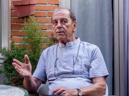 El sacerdote Enrique de Castro en su casa de Madrid en septiembre de 2016.