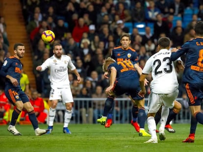 Wass marca en propia puerta.