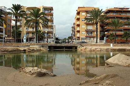 Desembocadura de la riera de Barenys en una de las playas de Salou.