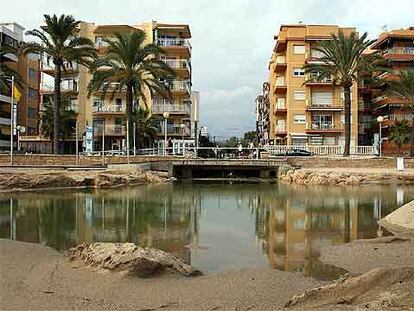 Desembocadura de la riera de Barenys en una de las playas de Salou.