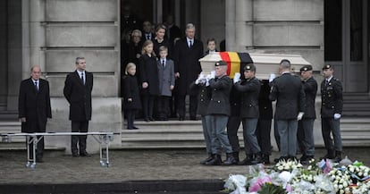 Soldados del batallón del cuerpo nacional de carabineros del rey Balduino llevan a hombros el ataúd de la reina Fabiola de Bélgica a las puertas del Palacio Real de Bruselas.