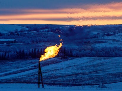 Una llama de gas natural, en un pozo petrolero en Watford City (Dakota del Norte, EE UU).