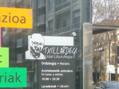 Imagen del cartel con el nombre de Txillardegi colocado en el acceso a la Biblioteca Central de San Sebastián.