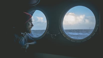 Un marinero observa el horizonte en la mar a través de un ojo de buey. GETTY