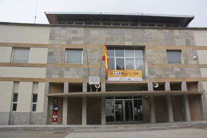 Ajuntament de Calldetenes amb la bandera espanyola.