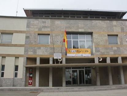 Ajuntament de Calldetenes amb la bandera espanyola.