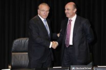 Isidro Fainé, presidente de CECA y de La Caixa, y Luis de Guindos, ministro de Economía