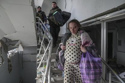 El Gobierno ucranio ha acusado este miércoles a Moscú de haber cometido "la atrocidad" de bombardear un centro materno-infantil en la asediada ciudad portuaria de Mariupol, en el sureste del país y con 446.000 habitantes. En la imagen, una mujer embarazada abandona el edificio, cuya estructura ha quedado muy dañada.