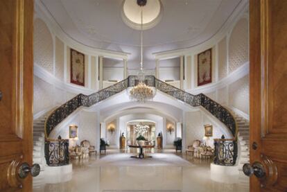 El recibidor de la casa de más de 5.000 metros cuadrados comprada por Petra, la hija de Bernie Ecclestone.