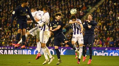 Nacho Fernández remata el gol del Madrid.