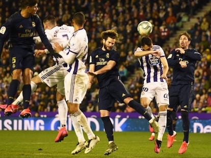 Nacho Fernández remata el gol del Madrid.