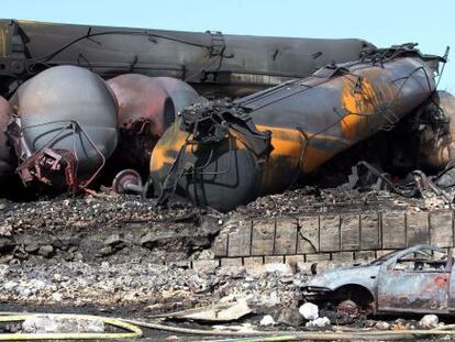 Los vagones del tren cargado de crudo, tras la explosi&oacute;n.